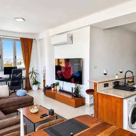 Deluxe Getaway For 2, Sea View, Sunrise & Sunset, 1-bdr In Tallest Building In - 3 Min Walk To Beach, By Blue Palm Living *